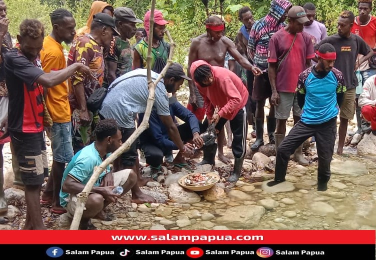Ritual adat sebagai upaya pencarian Daud Kudiai (salampapua.com/Foto Polsek Mimika Barat Jauh)