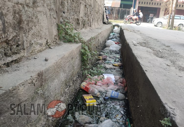 Jalan Rusak Dan Sampah Menumpuk Di Selokan Jalur 1 Jalan Pendidikan Timika, Kelurahan Disebut Seakan Tidak Peduli