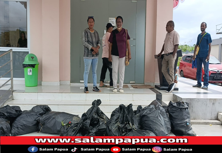 Proyek PL Tidak Terbuka, Kontraktor OAP Letakkan Sampah Di Pintu Masuk Disdik
