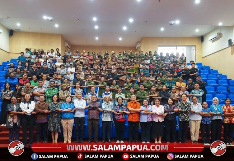 Rektor UNCEN (delapan dari kiri) Prof. Dr. Oscar Oswald O. Wambrauw, SE, M.Sc., agr., berfoto bersama narasumber eksekutif PTFI, dan seluruh mahasiswa lintas fakultas UNCEN dalam momentum kick-off Program Eksekutif Mengajar sebagai wujud nyata sinergi pendidikan untuk Papua (salampapua.com/Foto: Corp.Comm PTFI)