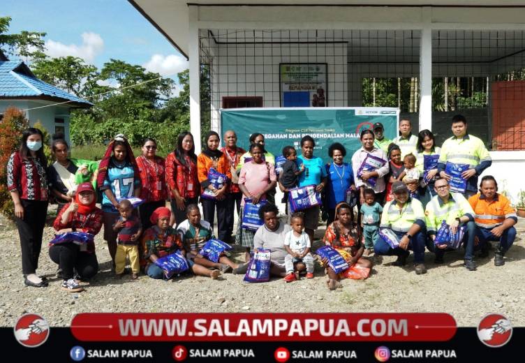 Kepala Kampung Damai, Luther Wenda bersama tim Petrosea dan petugas kesehatan dari Puskesmas Kwamki Narama melaksanakan kegiatan pembagian kelambu kepada masyarakat Kampung Damai, Kabupaten Mimika (Humas PT Petrosea Tbk)