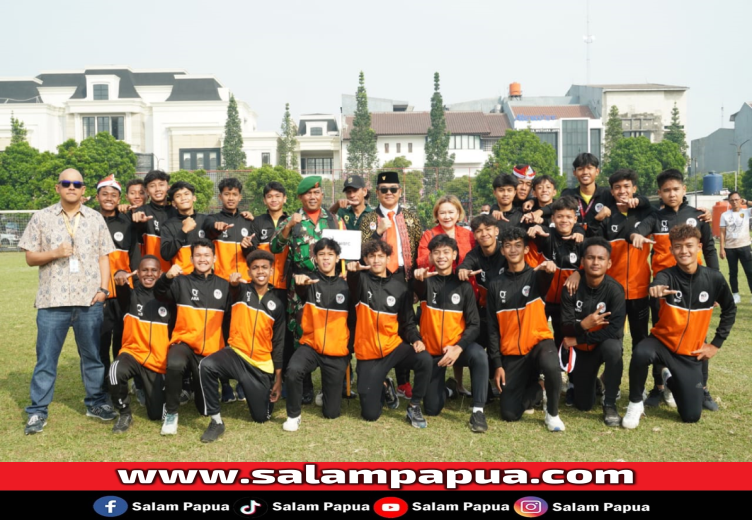Presdir WBFC, Ray Manurung bersama para atlet, pengurus dan oficial usai Upacara HUT ke-79 RI di Lapangan TC WBFC Bandung, Sabtu (17/8/2024)