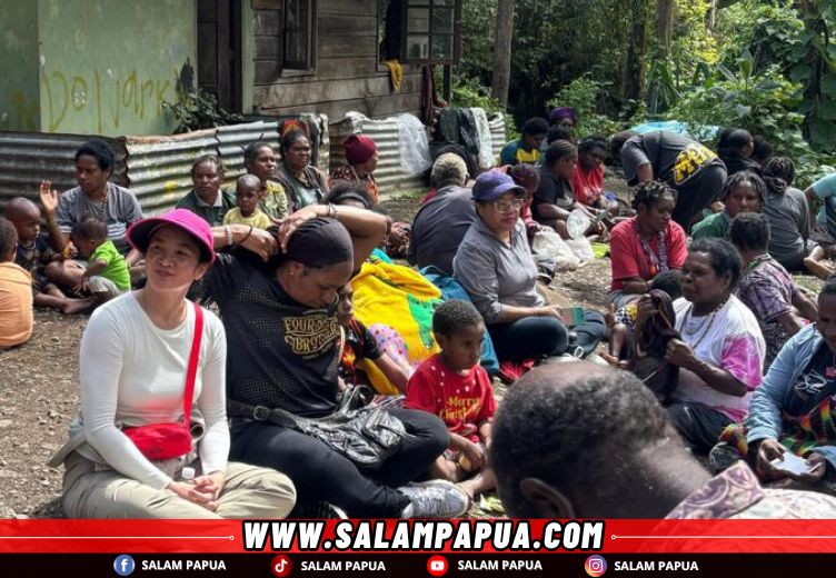 Elfrida Natkime dan Dr. Preysi Sherly Siby bersama masyarakat di Banti saat acara bakar batu (salampapua.com/Foto dokumen pribadi Elfrida Natkime)