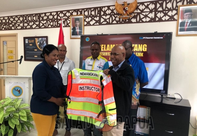 Senior Manager Papuan Affairs PTFI Soleman Faluk saat memakaikan rompi secara simbolis kepada peserta magang (Foto:salampapua.com/Evita)