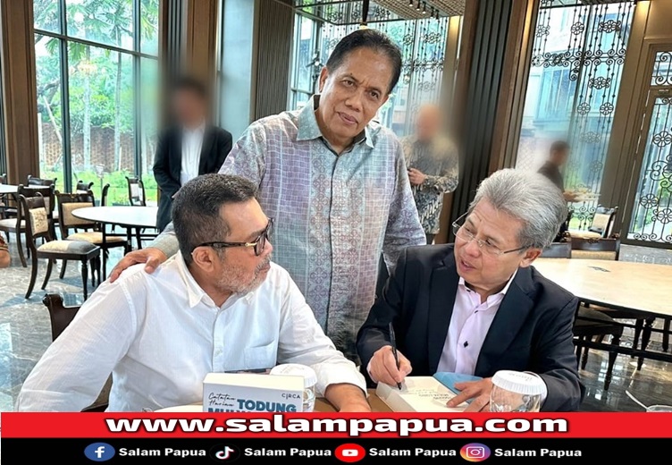 Pengacara Todung Mulya Lubis (kanan duduk) dan pengacara Luhut Marihot Parulian Pangaribuan (tengah) (salampapua.com/Foto Dewan Kehormatan PWI Pusat)