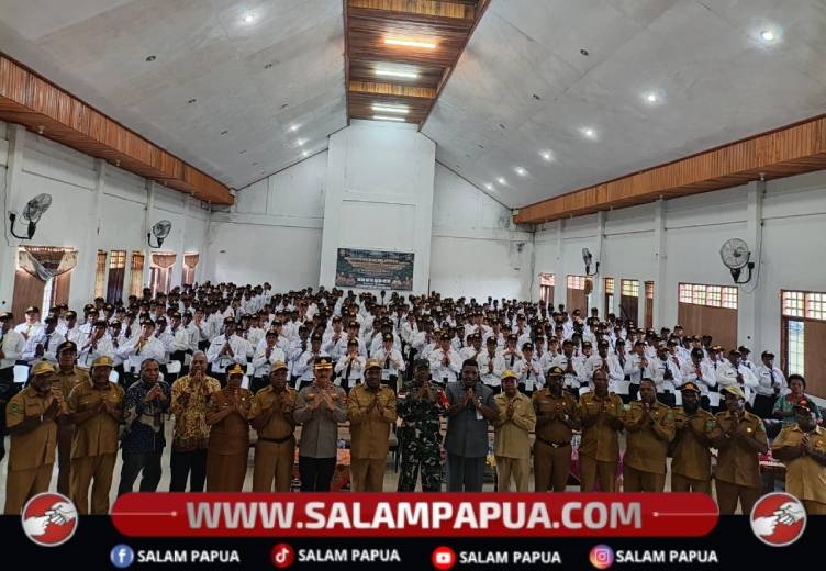 Forkopimda Kabupaten Nduga bersama para peserta pelatihan prajabatan usai acara pembukaan di Gedung Kagayem, Senin (3/8/2026)(Salampapua.com/Elea Worom)