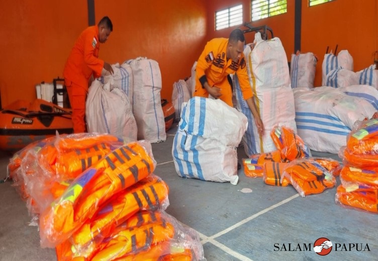 Jaket Pelampung yang dibagikan kepada 12 Distrik di Wilayah Pesisir Kabupaten Mimika (Foto:salampapua.com/Evita)