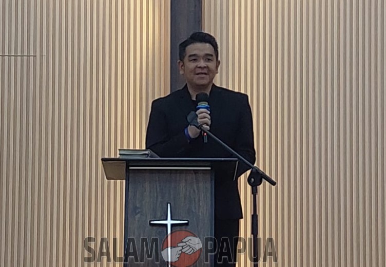 Ray G. Manurung mewakili Four Brothers selaku owner dan Komisaris APG saat menyampaikan sambutan Natal (salampapua.com/JR)