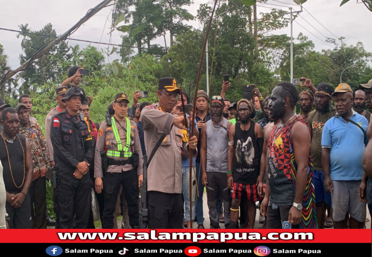 Kapolres Mimika, AKBP I Komang Budiartha, SIK mematahkan panah pada Prosesi Adat Patah Panah di Jalan Baru Timika, Sabtu (28/12/2024) (Salampapua.com.Evita)