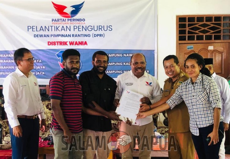 Maximus Tipagau Lantik Pengurus Dewan Pimpinan Ranting Partai Perindo Distrik Wania