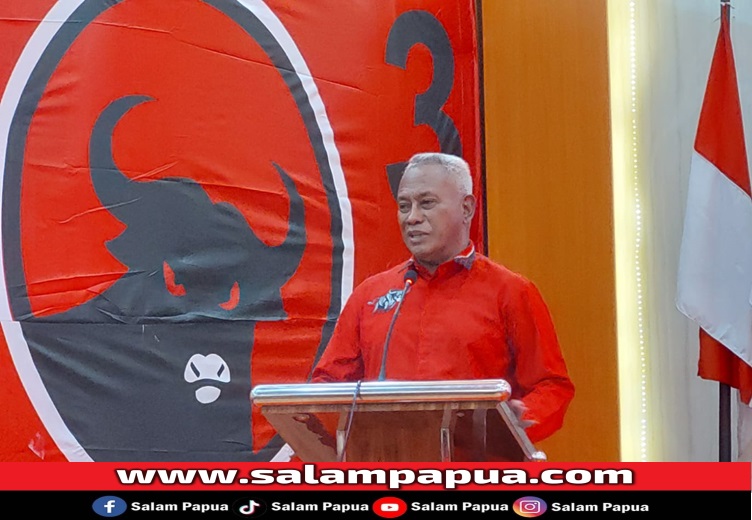 Ketua DPP PDI Perjuangan Bidang Kehormatan Komarudin Watubun saat menyampaikan sambutan (salampapua.com/JR)