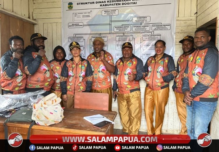 ?Disbudpar Membagikan Batik Khas Dogiyai Sebagai Identitas Budaya Daerah