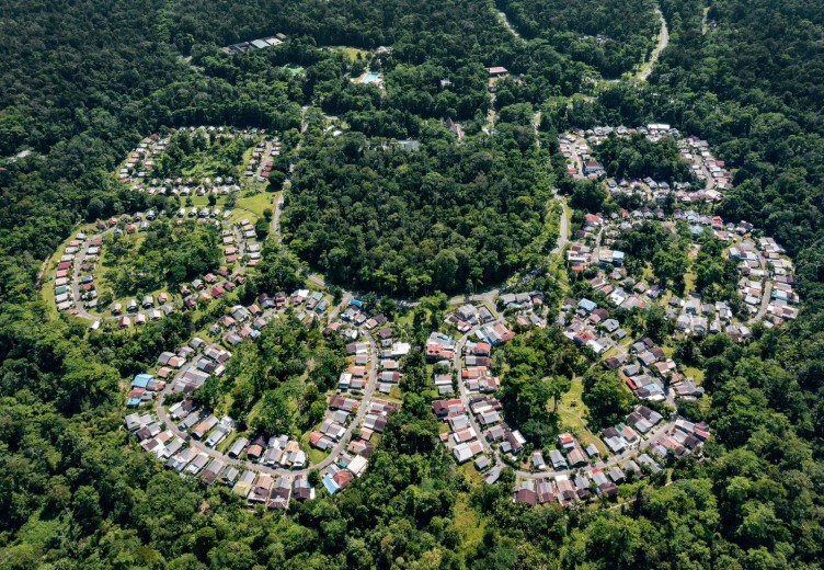 Perumahan di kota Kuala Kencana berdampingan dengan pepohonan yang tetap tumbuh dan dirawat, guna menjaga keseimbangan lingkungan (salampapua.com/Foto Corp.Comm PTFI)