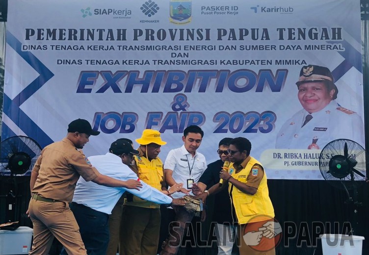 Pembukaan Exhibition and Job Fair 2023 Provinsi Papua Tengah yang ditandai dengan pemukulan tifa, Selasa (7/11/2023) (salampapua.com/Evita)