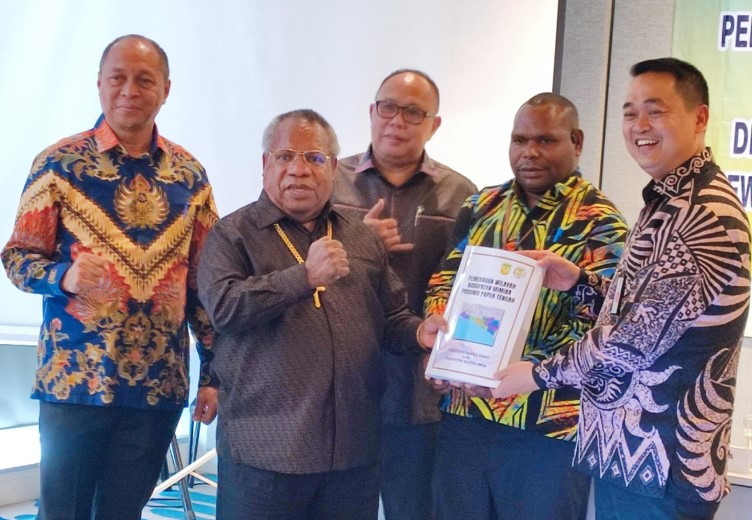 Bupati Mimika Eltinus Omaleng Deklarasikan Pembentukan Provinsi Papua Nemangkawi