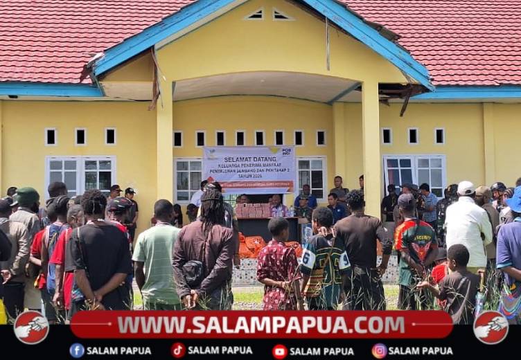 Keramaian warga Kabupaten Nduga menyaksikan penyerahan dana PKH II di Kantor Dinas Sosial dan Tenaga Kerja Nduga, Kamis (11/6/2026)(Salampapua.com/Elea Worom)