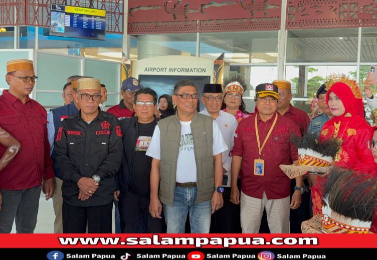 Disambut Adat Makassar�Papua, Abdul Rivai Hadiri HUT KKSS Di Mimika