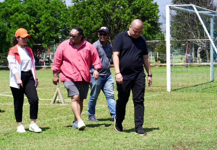 Wakil Ketua Umum PSSI Ratu Tisha (pakai topi) didampingi Sekjen WBFC Joe Rambo Manurung (pakai kacamata) saat mengitari lapangan WBFC Batununggal (Foto:WBFC)