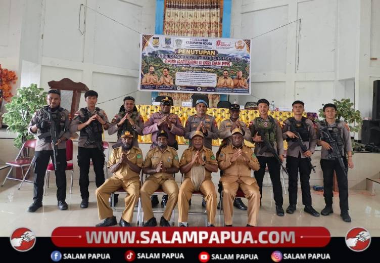 Panitia Prajabatan K2 dan P3K Kabupaten Nduga bersama aparat keamanan usai acara penutupan, Senin (10/8/2026)(Salampapua.com/Elea Worom) 
