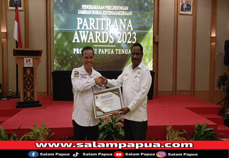 Staf Ahli Gubernur Bidang KSDMPO, Ukkas (kiri) menyerahkan sertifikat Juara I Terpeduli Paritrana Award 2023 kepada Asisten Bidang Perekonomian dan Pembangunan, Setda Mimika, Willem Naa, Rabu (25/9/2024) di Hotel Swissbelt Timika.