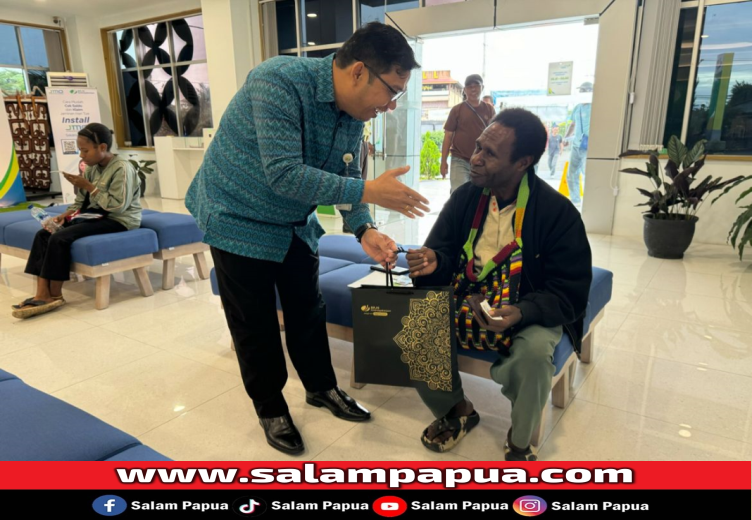 Kepala BPJS Ketenagakerjaan Papua Kabupaten Mimika, Rudyanto Panjaitan sedang melayani seorang peserta pada Hari Pelanggan Nasional, Rabu (4/9/2024).