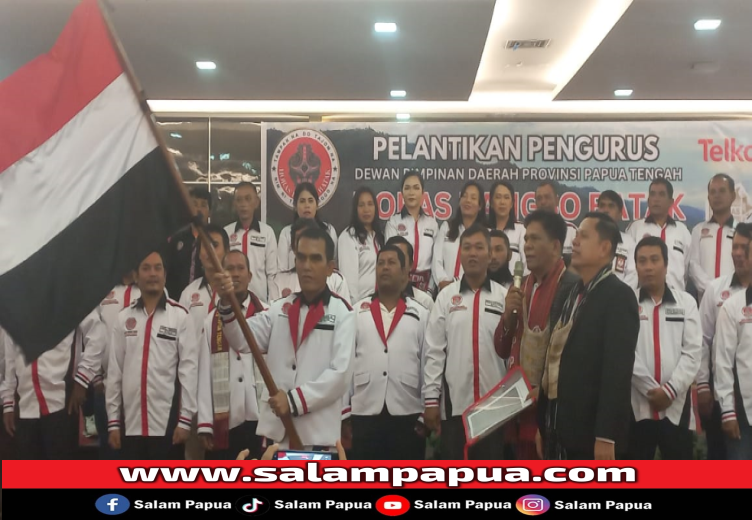 2. Ketua DPD HBB Papua Tengah, Saul Siburian, SE mengibarkan Bendera Pataka pada pelantikan di Hotel Horison Diana, Jumat (12/07/2024).