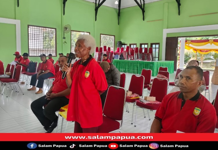 Perwakilan Tokoh Perempuan saat menyampaikan usulannya (salampapua.com/Acik)