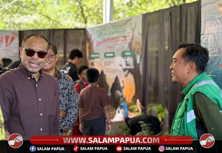 Director and Executive Vice President Sustainable Development PTFI, Claus Wamafma saat mengunjungi stand Environmental (salampapua.com/Evita)