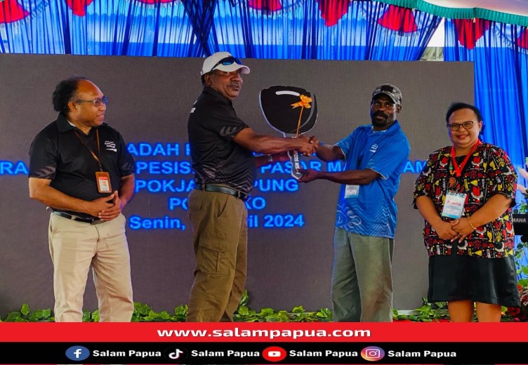 Penyerahan secara simbolis kunci perahu fiber oleh Ketua LEMASKO, Gregorius Okoware (salampapua.com/Evita)