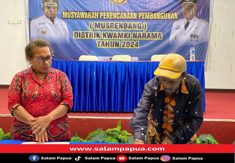 Kepala Distrik Kwamki Narama Kristian Mote saat menandatangani berita acara Musrenbang 2024 (salampapua.com/Evita)