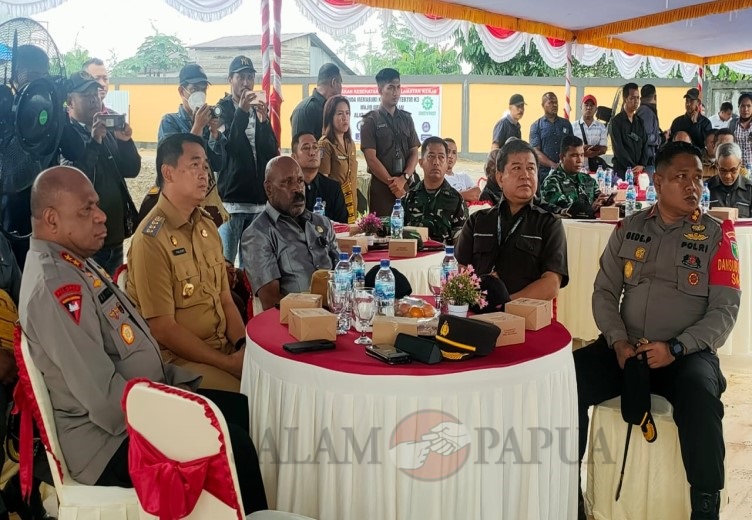 Kapolres Mimika AKBP I Gede Putra (paling kanan) mendampingi Kapolda Papua Irjen Pol Mathius D. Fakhiri sebelum peletakan batu pertama pembangunan Satpas SIM dan RS Bhayangkara tingkat IV (Foto:salampapua.com/Acik)