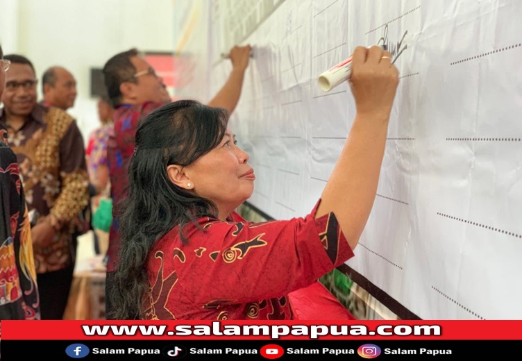 Kepala Bappeda Kabupaten Mimika Yohana Paliling saat menandatangani piagam pencanangan pembangunan Zona Integritas (salampapua.com/Evita)