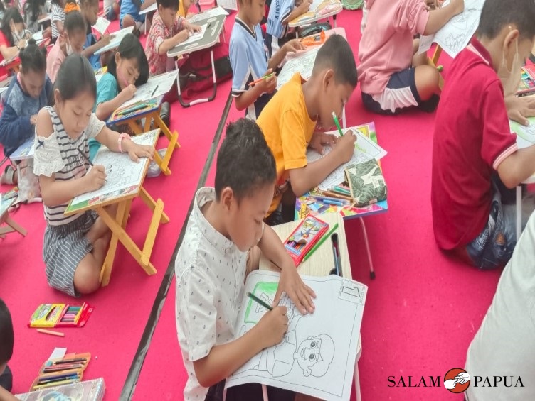 Ratusan siswa-siswi SD di Mimika saat mengikuti lomba mewarnai (Foto:salampapua.com/Acik)