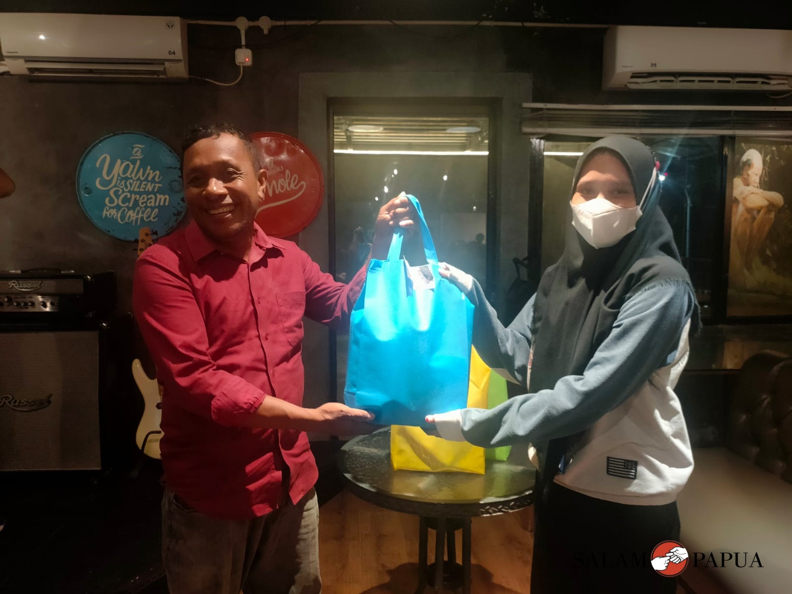Pemberian bingkisan kepada karyawan anak perusahaan Amiete Papua Group yang beragama Islam (Foto:salampapua.com/Acik)