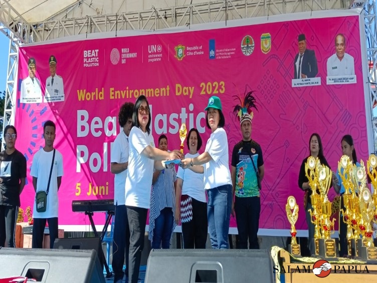 Penyerahan piala kepada perwakilan pemenang lomba mewarnai oleh Asisten III Bidang Administrasi Umum Setda Mimika, Hendritte W. Tandiyono,S.E,M.M (Foto:salampapua.com/Acik)