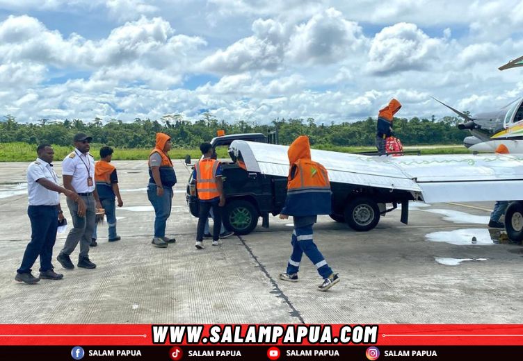 Pengecekan pesawat oleh Capt Edu Mecky (salampapua.com/Evita)
