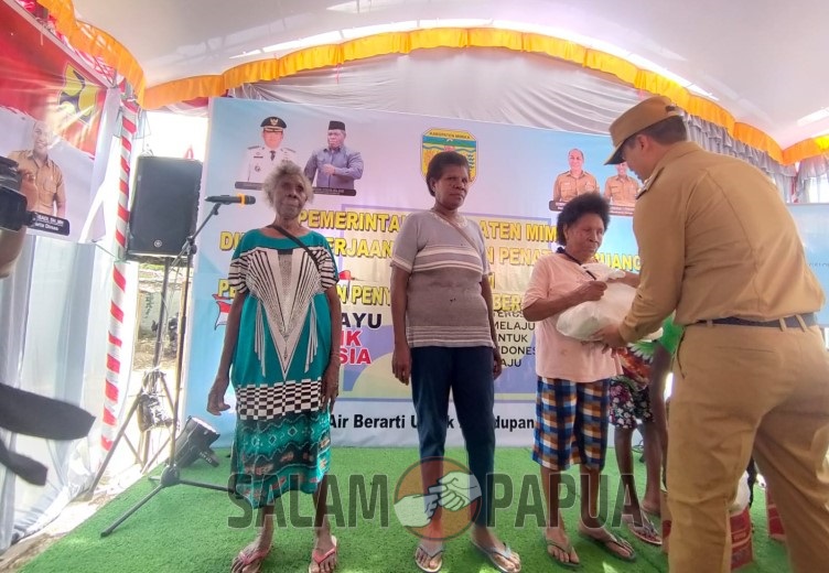 Penyerahan bantuan sembako kepada masyarakat Kamoro di Kelurahan Koperapoka (Foto:salampapua.com/Acik)
