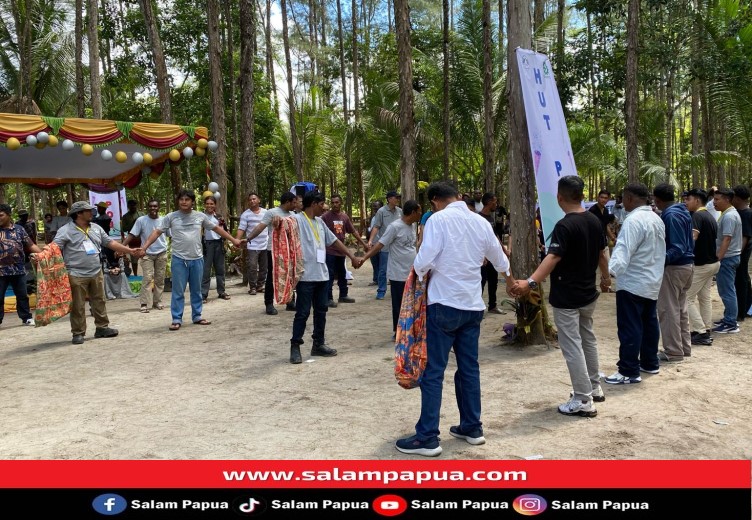 Perlombaan dalam suasana Family Gathering antar karyawan PT. putra Otomona Jaya (salampapua.com/Evita)