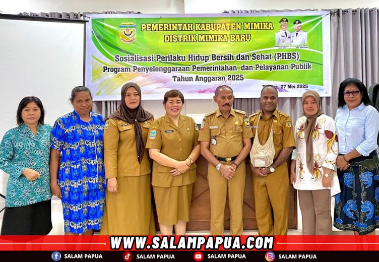 Foto bersama usai pembukaan sosialisasi PHBS (salampapua.com/Evita)
