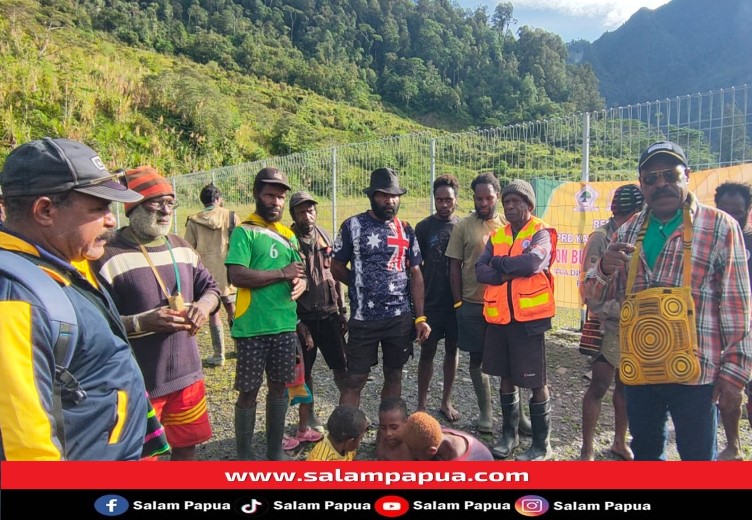 Ketua DPRD Mimika Anton Bukaleng saat menjawab aspirasi masyarakat Angogin Tembagapura (salampapua.com/Acik)