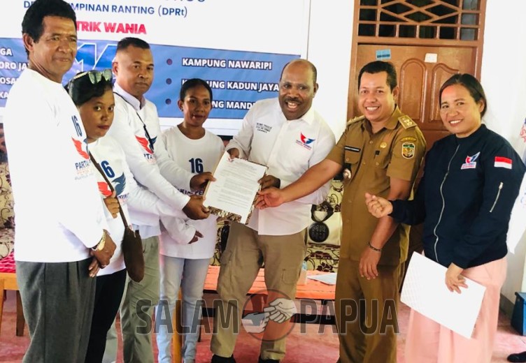 Pemberian SK Pengurus oleh Ketua DPD Partai Perindo Kabupaten Mimika Maximus Tipagau kepada Dewan Pimpinan Ranting Mawokauw Jaya (salampapua.com/Evita)