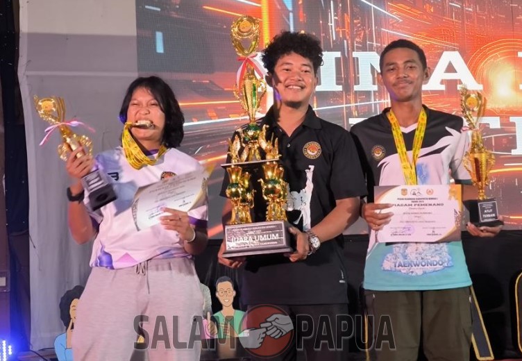 Atlet Taekwondo saat menerima piala (salampapua.com/Evita)