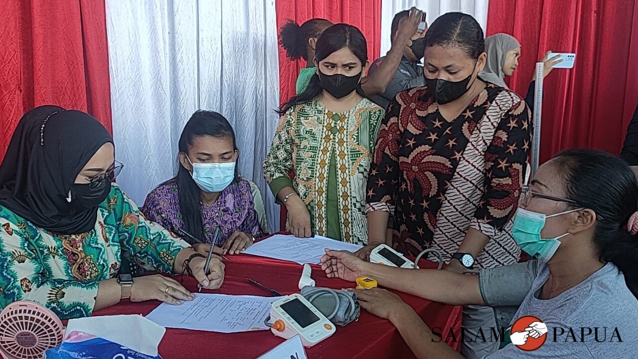 Tim medis gabungan dari Rumkitban dan Dinkes Mimika saat melakukan pemeriksaan terhadap ibu hamil (Foto:salampapua.com/Acik)