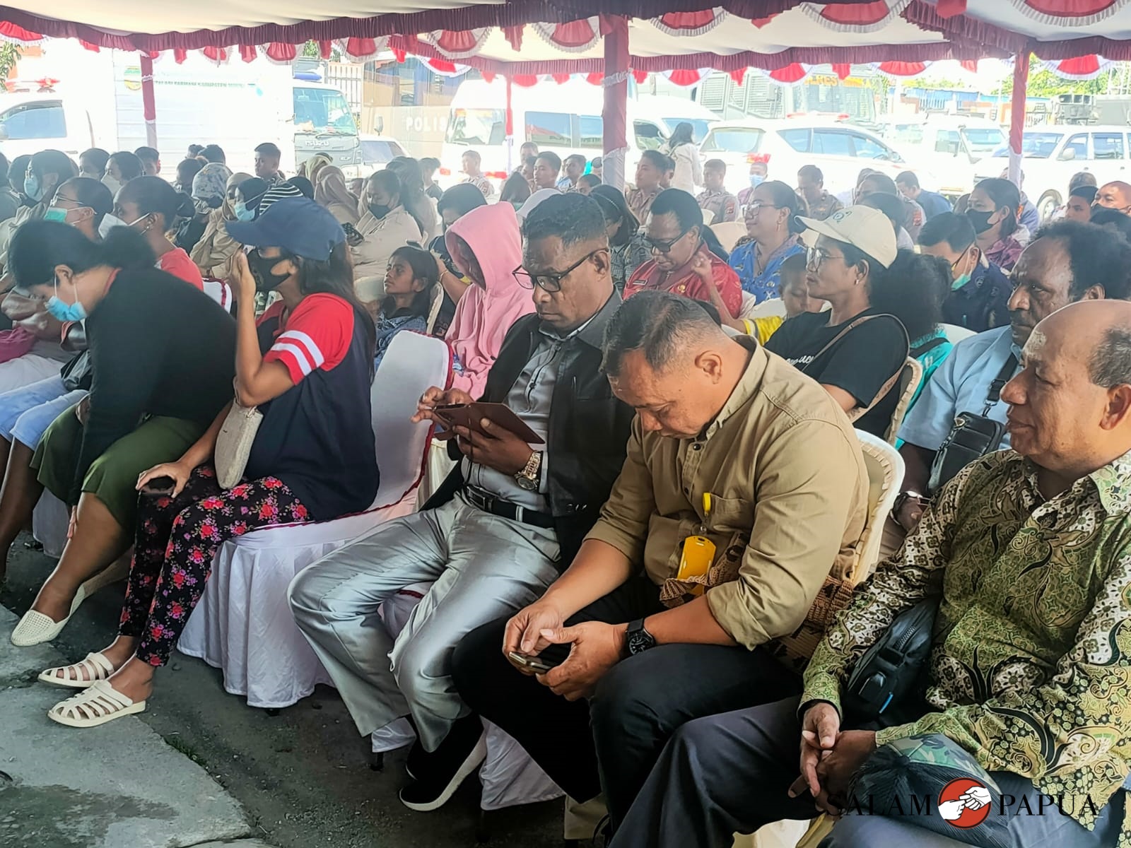 Tamu undangan dan masyarakat yang hadir untuk pemeriksaan dan pengobatan gratis (Foto:salampapua.com/Acik)