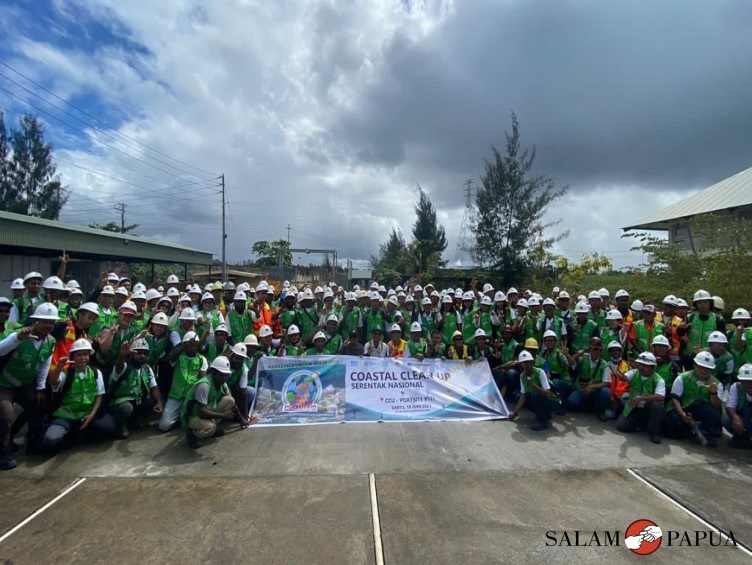 Foto bersama usai kegiatan pembersihan lingkungan di area Portsite Mimika (Foto:salampapua.com/Evita)