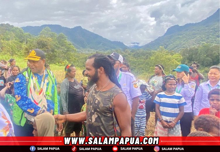 Pesawat saat tiba di Lapangan Terbang Jila (salampapua.com/Evita)