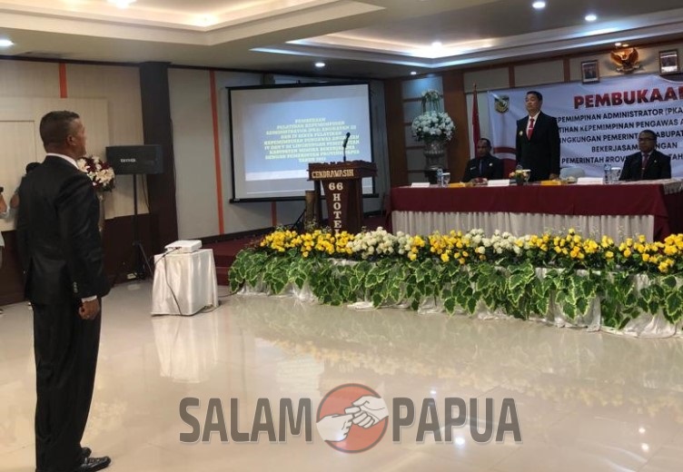 Laporan wakil dari Peserta kepada Pj Bupati Mimika Valentinus S Sumito,S.I.P,M.Si (Foto:salampapua.com/Evita)