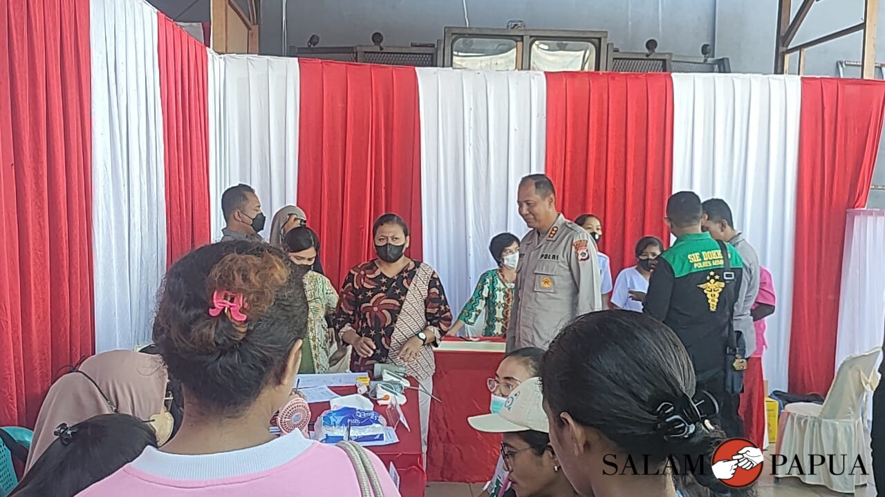Kabid Humas Polda Papua Kombes Ignatius Benny Ady Prabowo saat memantau pelaksanaan layanan kesehatan bagi masyarakat Mimika (Foto:salampapua.com/Acik)