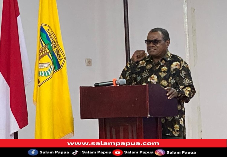 Sambutan Staf Ahli Bupati Bidang Hukum, Politik dan Pemerintahan Kabupaten Mimika, Yakobus Karet saat mewakili Bupati Mimika Eltinus Omaleng (salampapua.com/Evita)