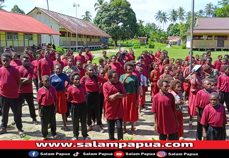 Anak-anak Fanamo berbaris dan bernyanyi bersama tim PTFI sebelum menerima bingkisan (salampapua.com/Acik)